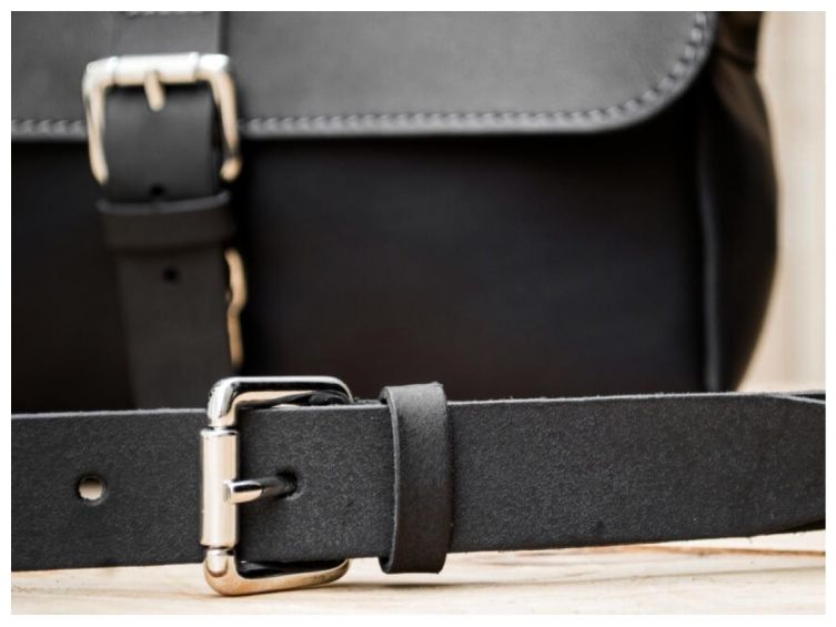 Petite besace en cuir noir avec rabat - 7081