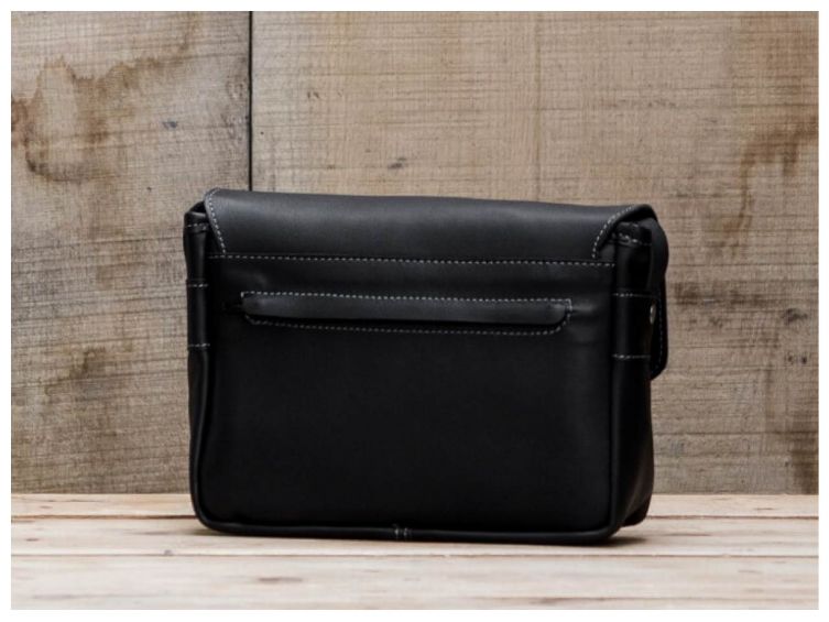 Petite besace en cuir noir avec rabat - 7081
