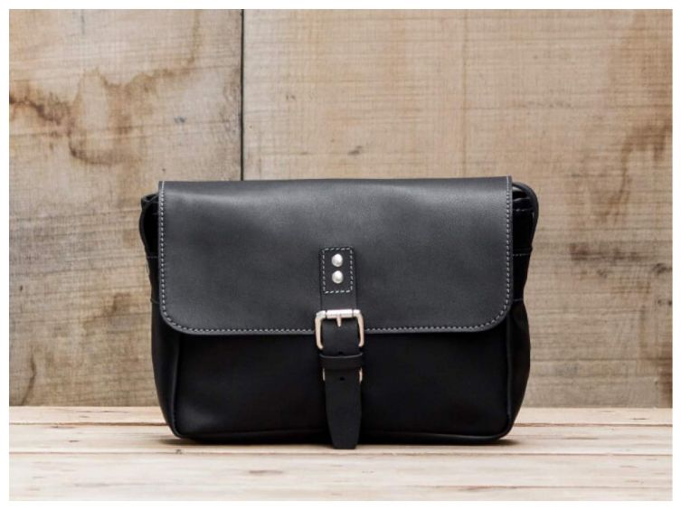 Petite besace en cuir noir avec rabat - 7081
